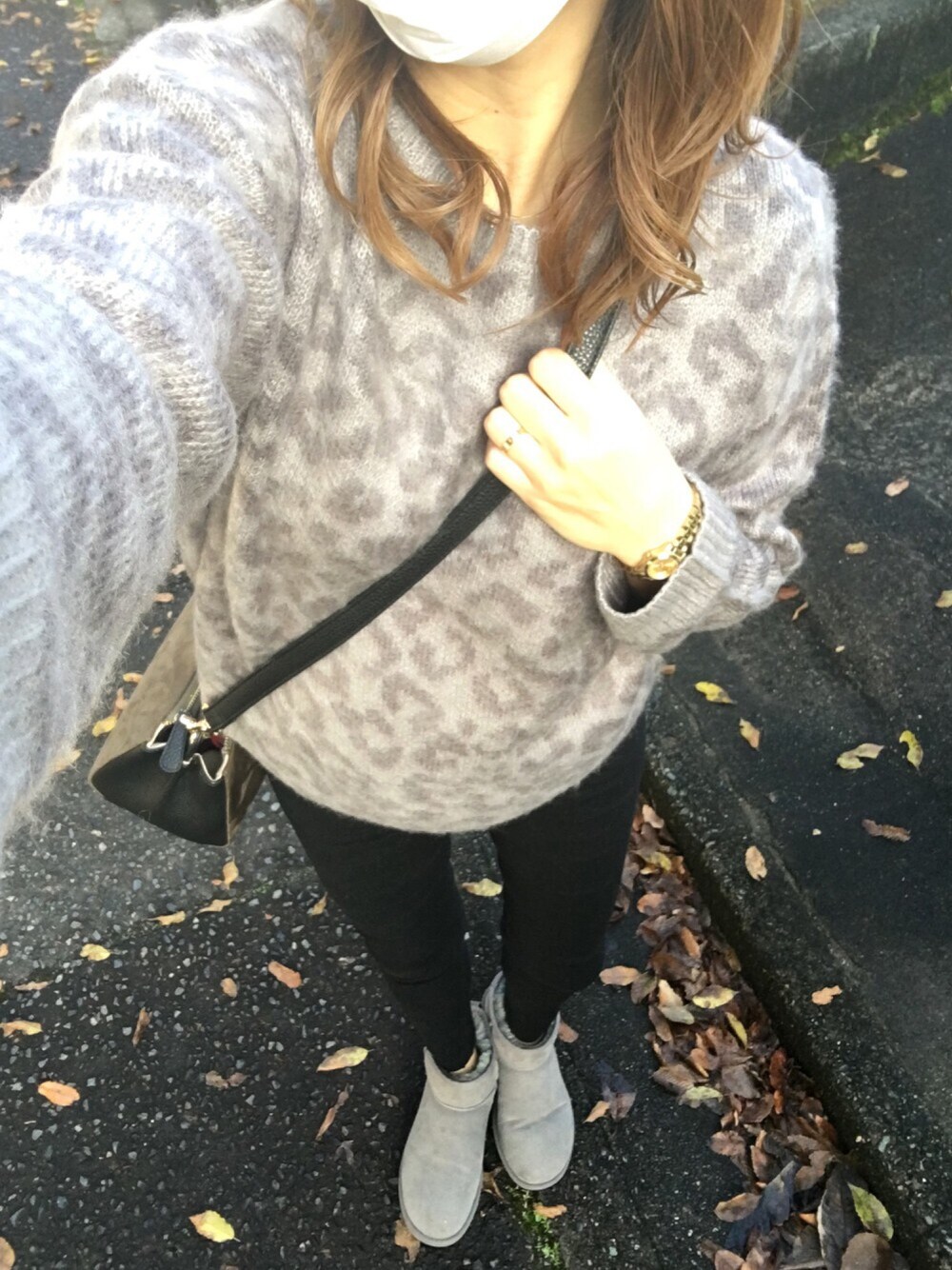 グレー系のニット/セーター、グリーン系のショルダーバッグ、ブラック系のパンツを着用したレディースの秋コーディネートの1枚目の写真