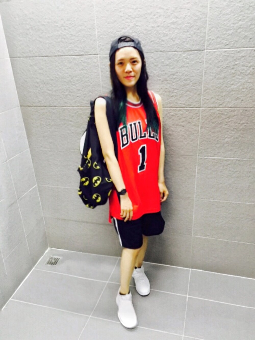 「adidasのアイテム（ジャージ、レッド系）」を使った、Yenyen Linさん（レディース・158cm）の春コーディネートの1枚目の写真