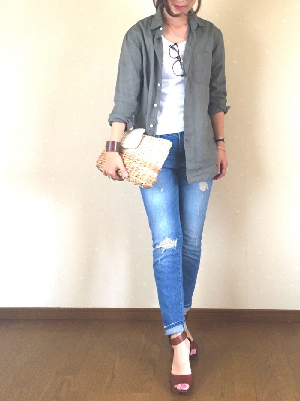 その他のシャツ/ブラウス、ホワイト系のタンクトップ、その他のクラッチバッグを着用したレディースの春コーディネートの1枚目の写真