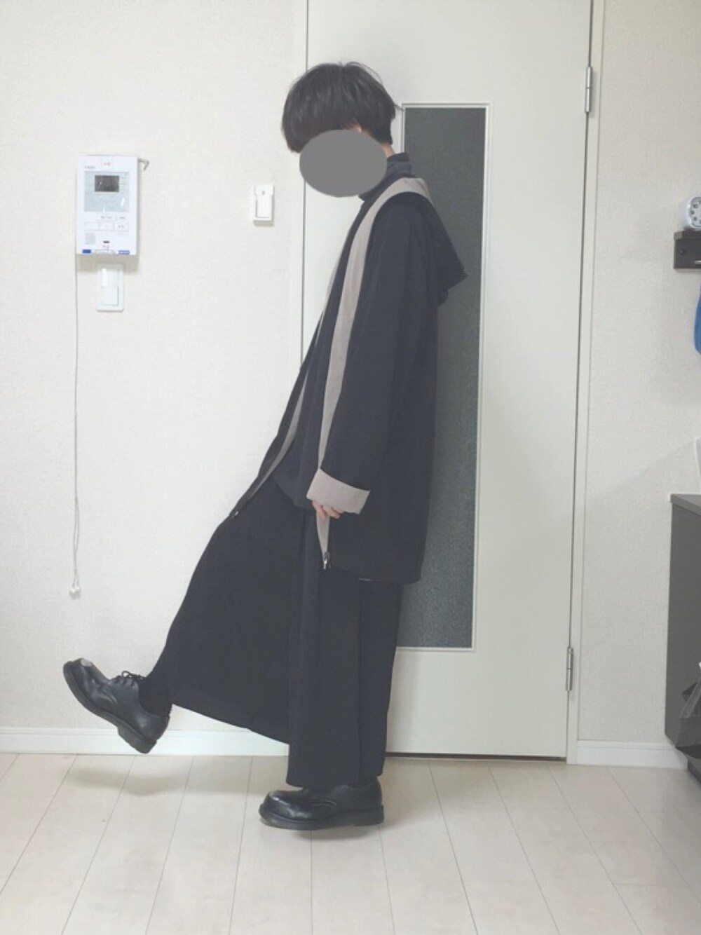 「休日スタイル、黒、きのこ、マーチン、パーカーコーデ、たぼだぼ」｜「usedのアイテム（パーカー、ブラック系）」を使った、そらさん（メンズ・165cm）の秋コーディネートの1枚目の写真
