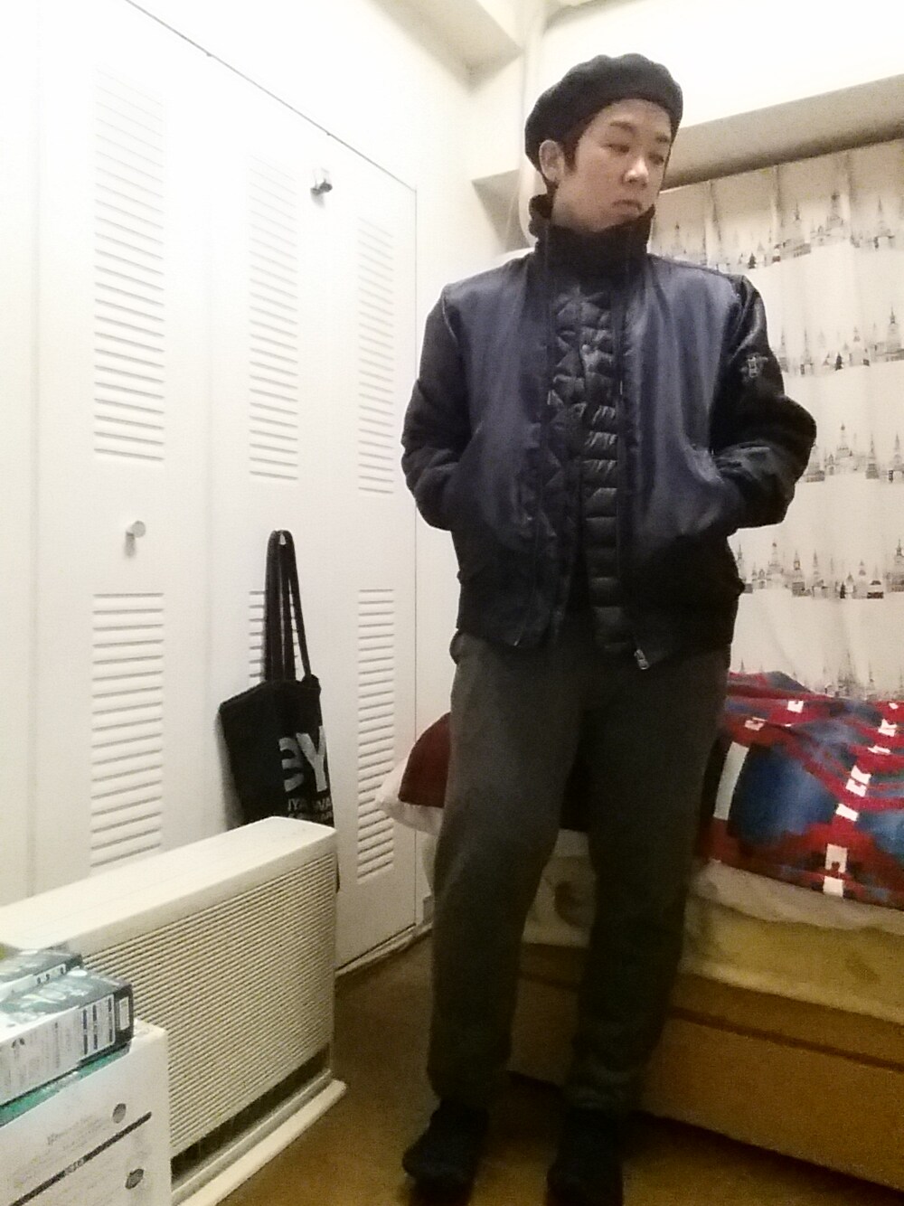 ブラック系のハンチング/ベレー帽を着用したメンズの冬コーディネートの1枚目の写真