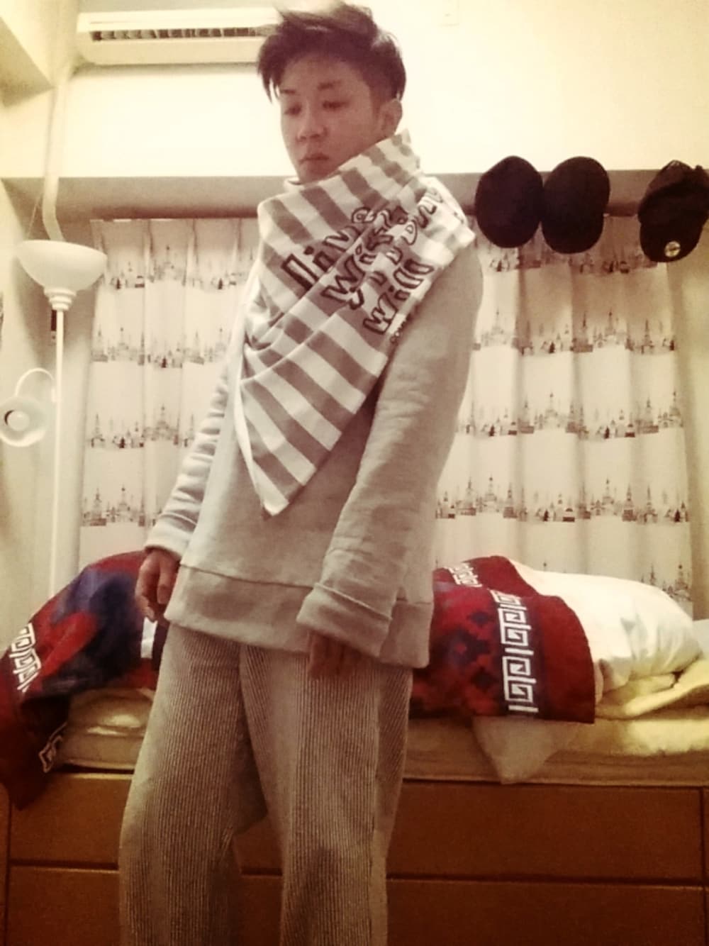 グレー系のスウェットを着用したメンズの冬コーディネートの1枚目の写真