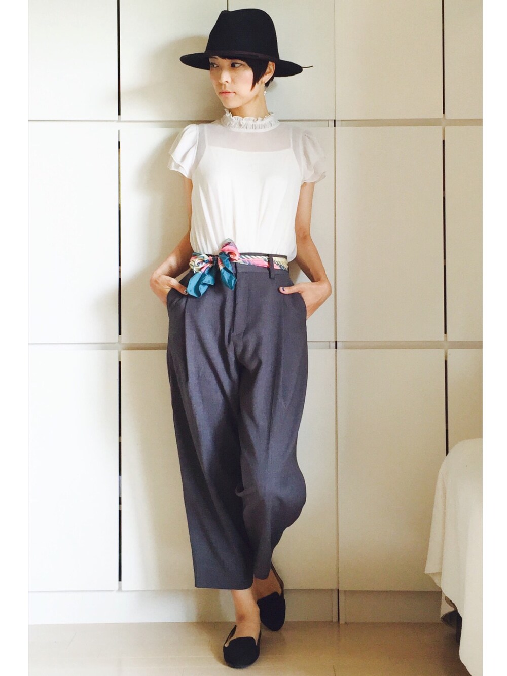 グレー系のスラックス、その他のバンダナ/スカーフを着用したレディースの夏コーディネートの1枚目の写真