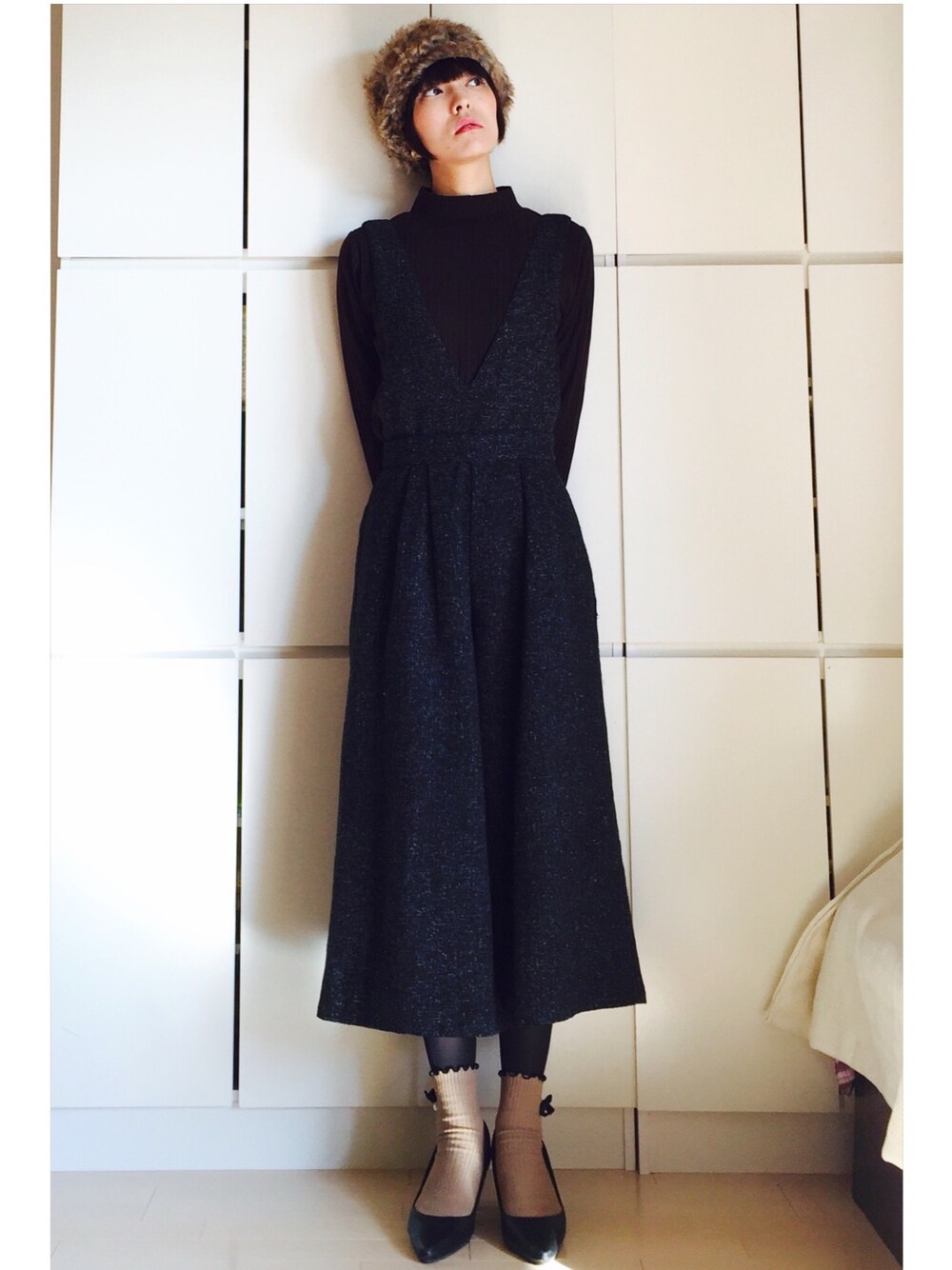 ブラウン系のサロペット/オーバーオールを着用したレディースの冬コーディネートの1枚目の写真