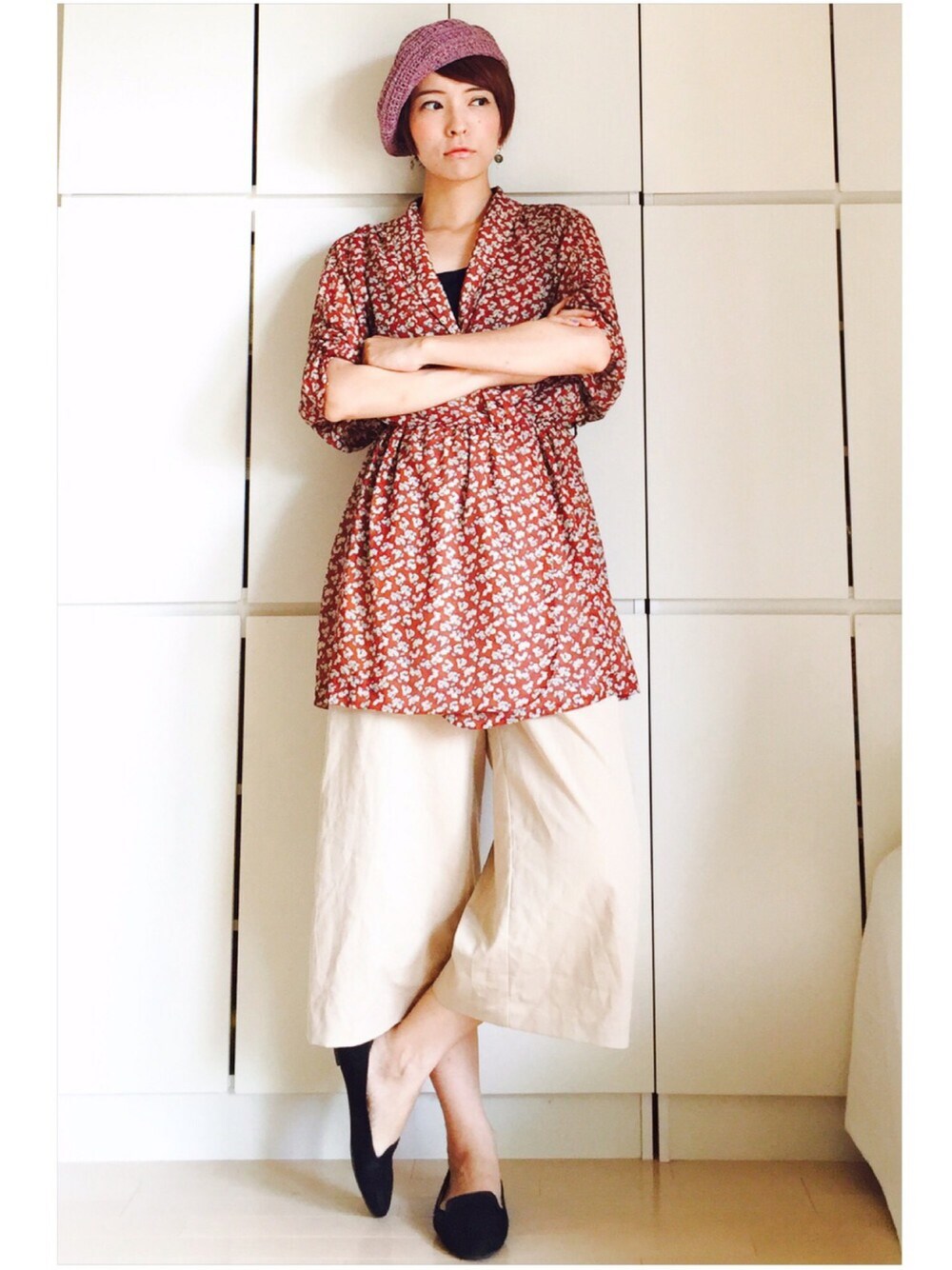 ベージュ系のその他パンツ、ブラウン系のチュニック、ピンク系のハンチング/ベレー帽を着用したレディースの夏コーディネートの1枚目の写真