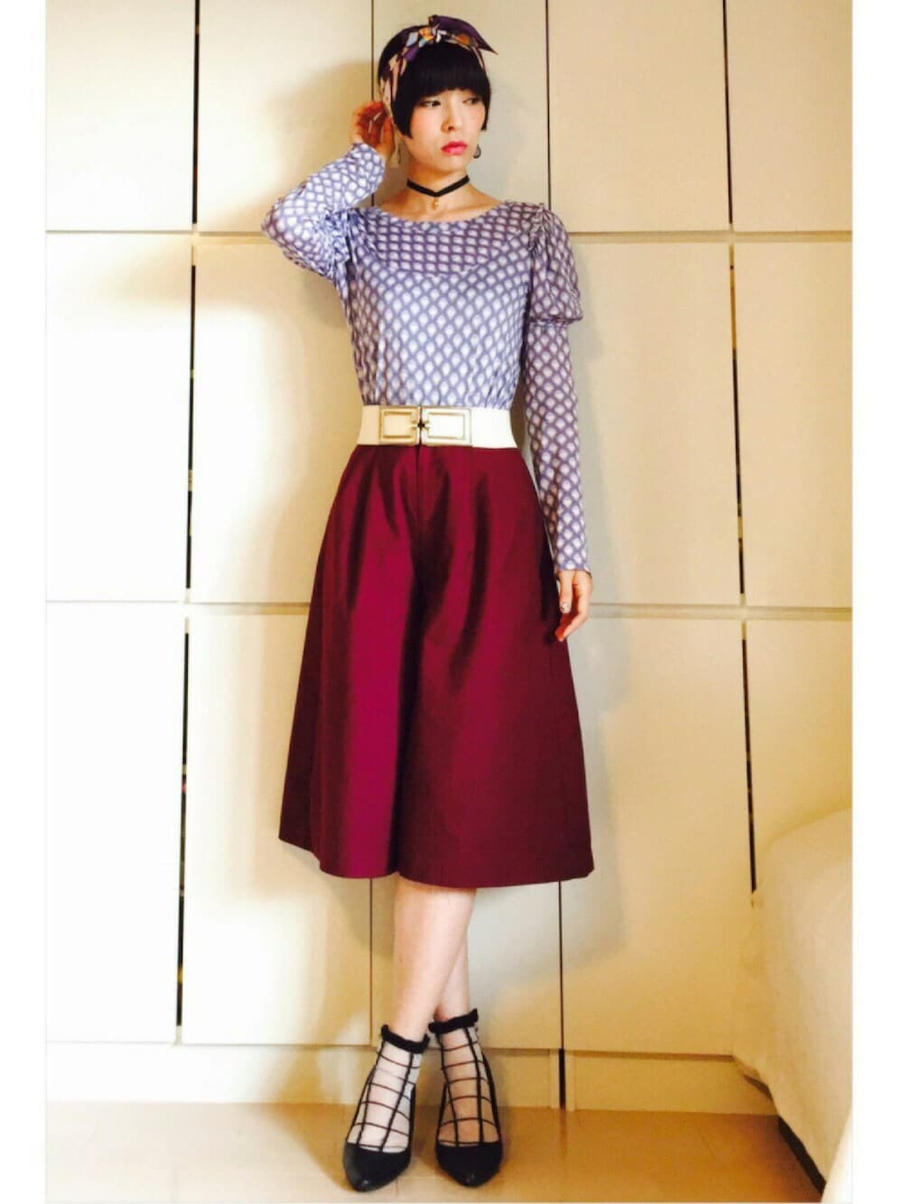 パープル系のTシャツ/カットソー、レッド系のその他パンツ、ブラック系のパンプスを着用したレディースの秋コーディネートの1枚目の写真