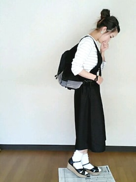 「黒パンツ」｜「アイテム（サロペット/オーバーオール）」を使った、minaさん（レディース・158cm）の春コーディネート