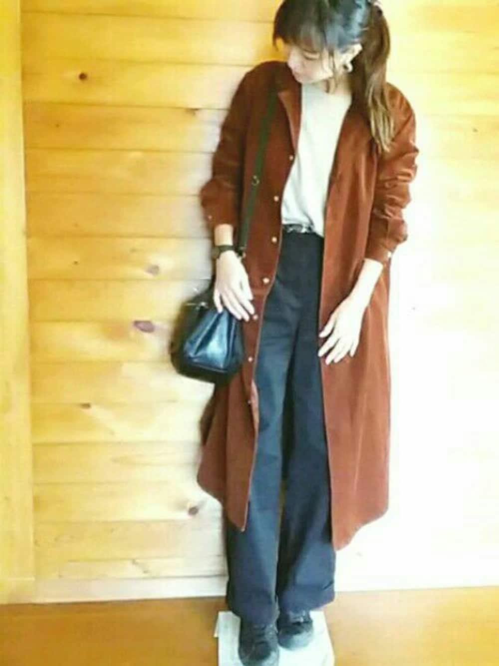 ベージュ系のニット/セーター、ブラウン系のシャツワンピース、ブラック系のその他パンツを着用したレディースの秋コーディネートの1枚目の写真