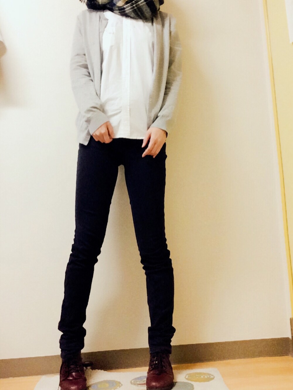 ホワイト系のシャツ/ブラウス、グレー系のカーディガン/ボレロ、ブラック系のその他パンツを着用したレディースの秋コーディネートの1枚目の写真