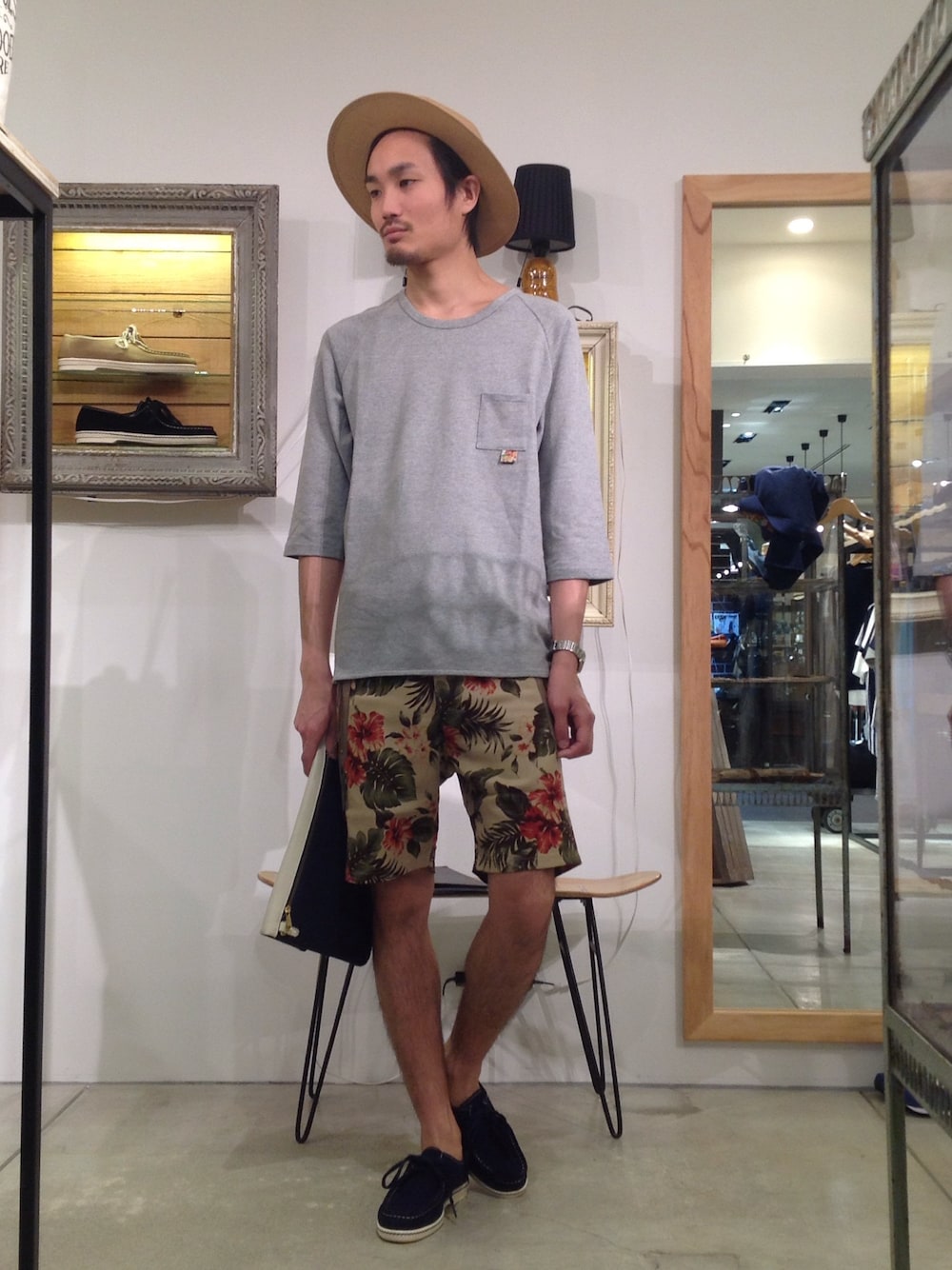 ベージュ系のその他パンツ、グレー系のTシャツ/カットソー、ブルー系のモカシン/デッキシューズを着用したメンズの春コーディネートの1枚目の写真