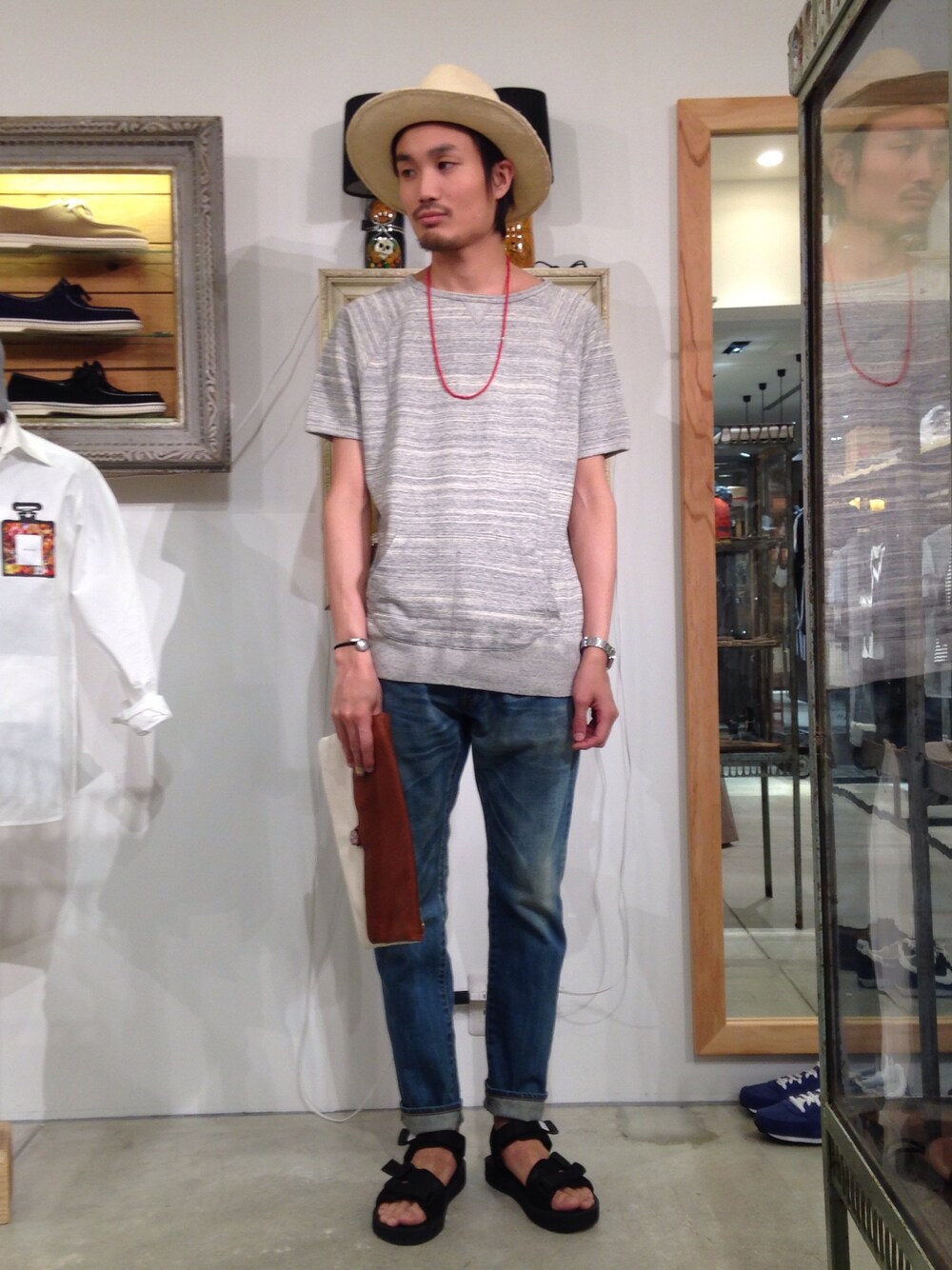 「rehacer、VOO、半袖スウェット、デニム、suicoke、サンダル、ストローハット、ネックレス、LUCUA、デニムパンツ」｜「rehacerのEternal Wash Denim											（デニムパンツ、ブルー系）」を使った、rehacerさん（メンズ・174cm）の夏コーディネートの1枚目の写真