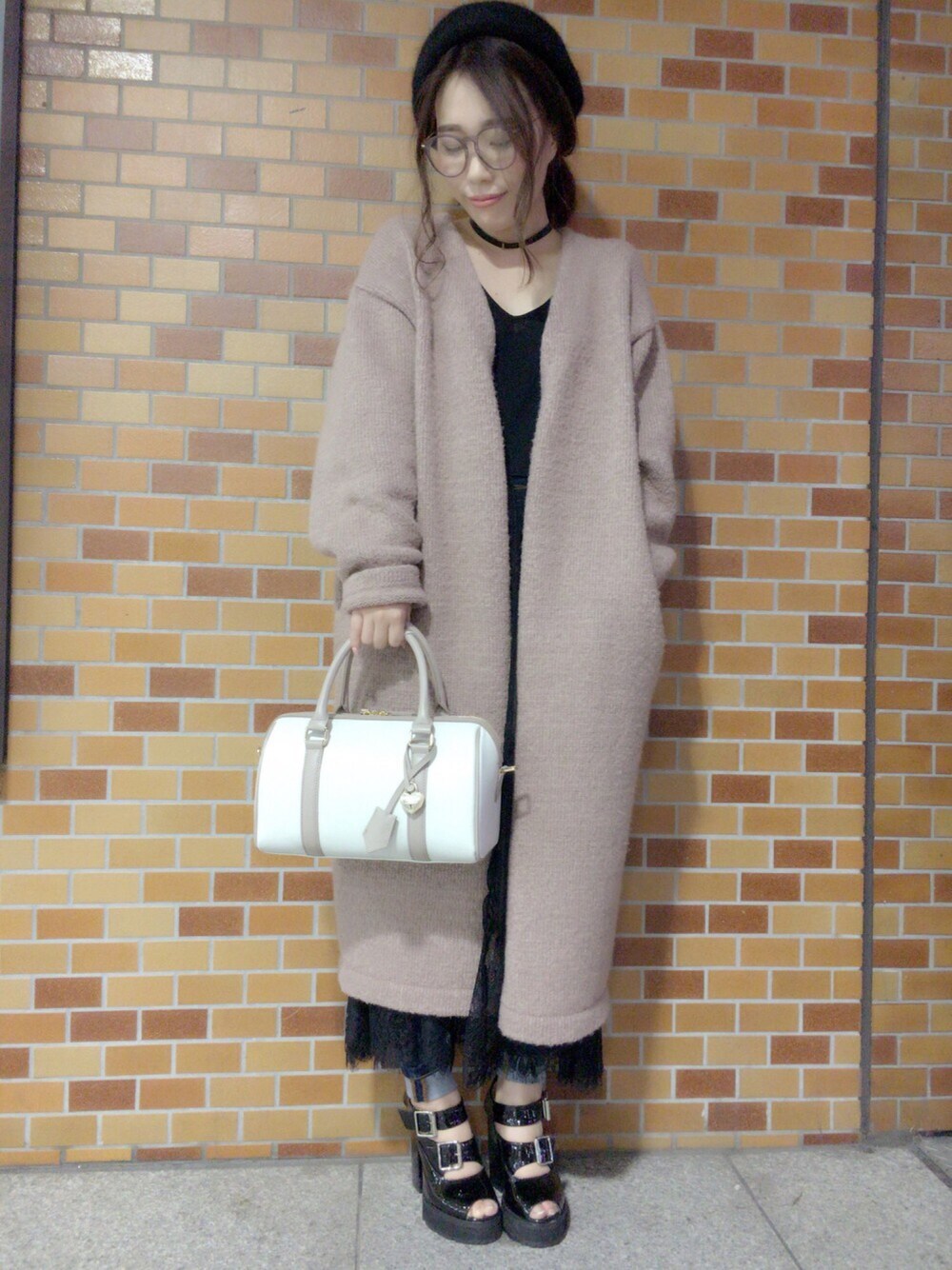 「ピンクベージュ、ベレー帽、ヌーディーカラー、小物、オーバーサイズ」｜「MOUSSYのWarmth Knitting Gown（カーディガン/ボレロ、ピンク系）」を使った、masumiさん（レディース・153cm）の秋コーディネートの1枚目の写真