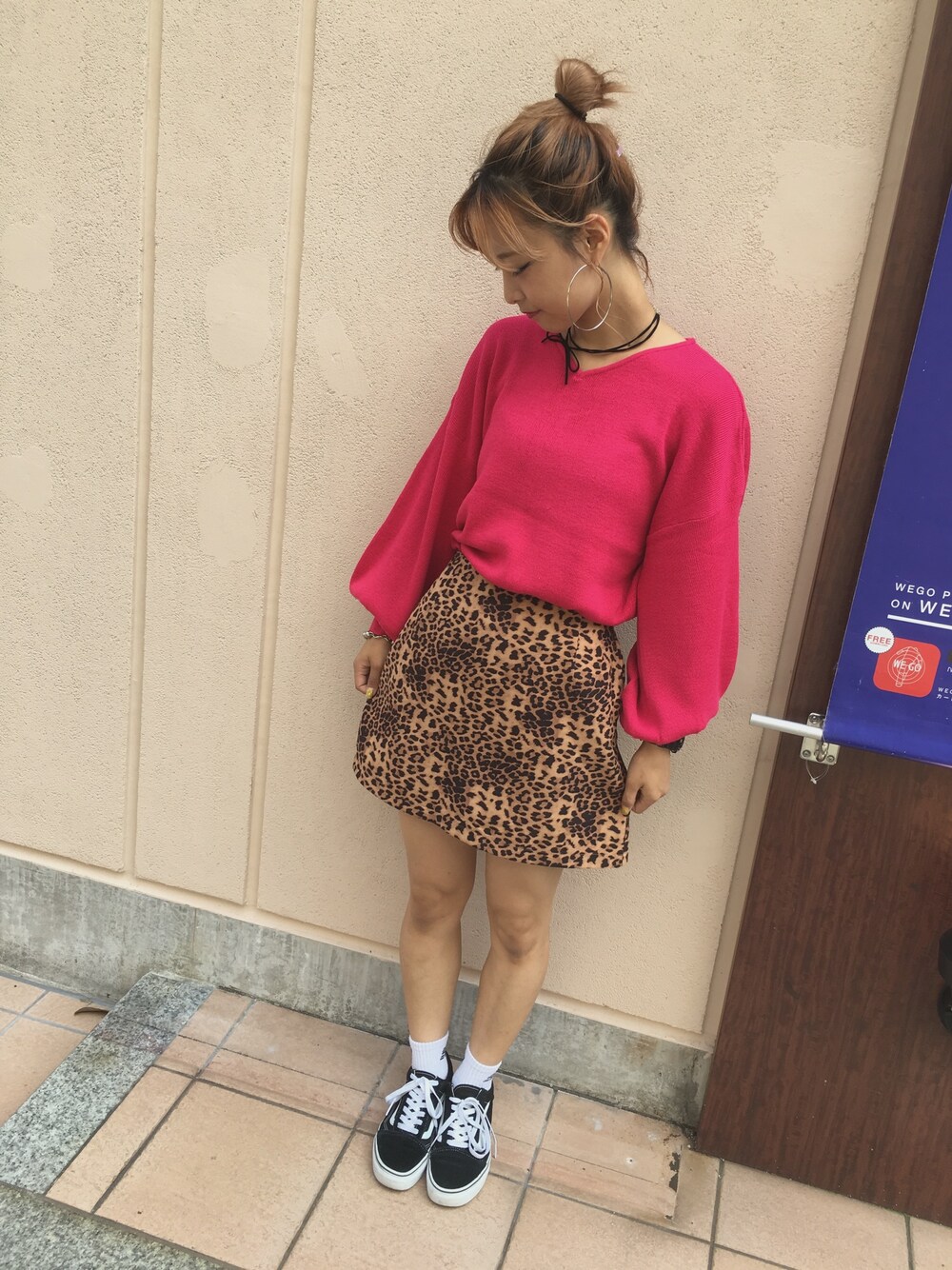 「シンプル、大人カジュアル、おだんごヘアー、ピンク、アニマル、スカパン、WEGO、ニット、Vネック」｜「WEGOのWEGO/フープピアス（ピアス（両耳用）、ゴールド系）」を使った、かほてぃさん（レディース・162cm）の夏コーディネートの1枚目の写真