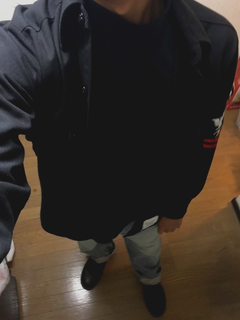 ブラック系のシャツ/ブラウス、ブラック系のTシャツ/カットソー、その他のデニムパンツを着用したメンズの秋コーディネートの1枚目の写真