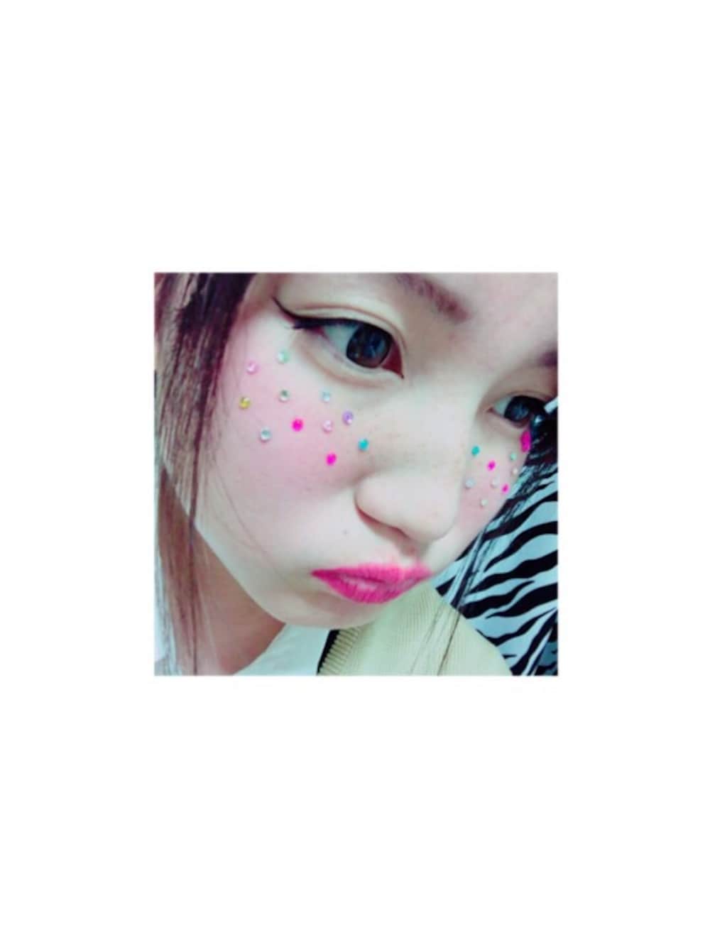 「そばかす、メイク、ディズニー、キラキラ、シール」｜「メイベリンのアイテム（ファンデーション、ブラック系）」を使った、˹ayaka˼✍さん（レディース・166cm）の春コーディネートの1枚目の写真