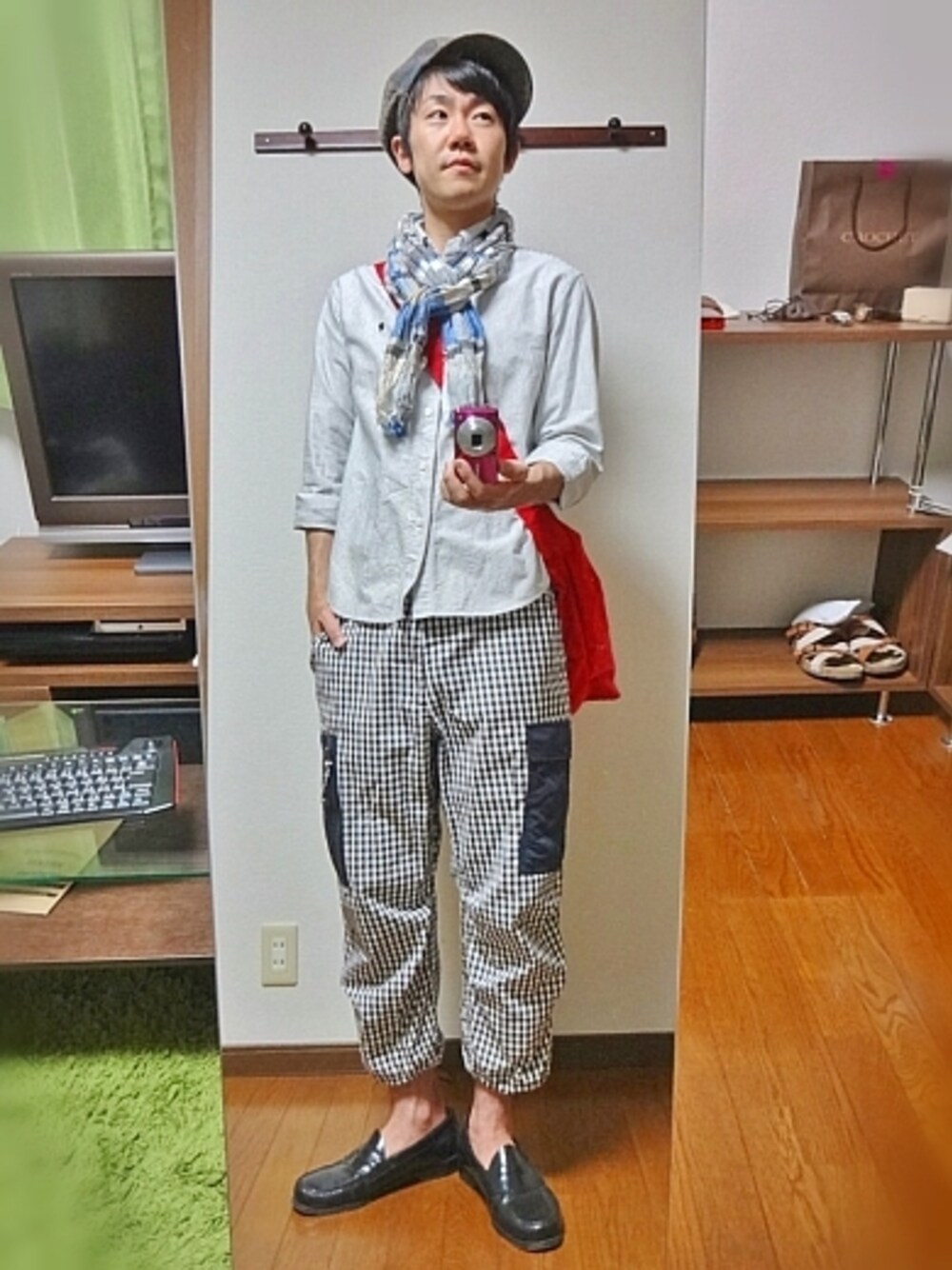その他トップス、その他パンツ、その他シューズを着用した春コーディネートの1枚目の写真