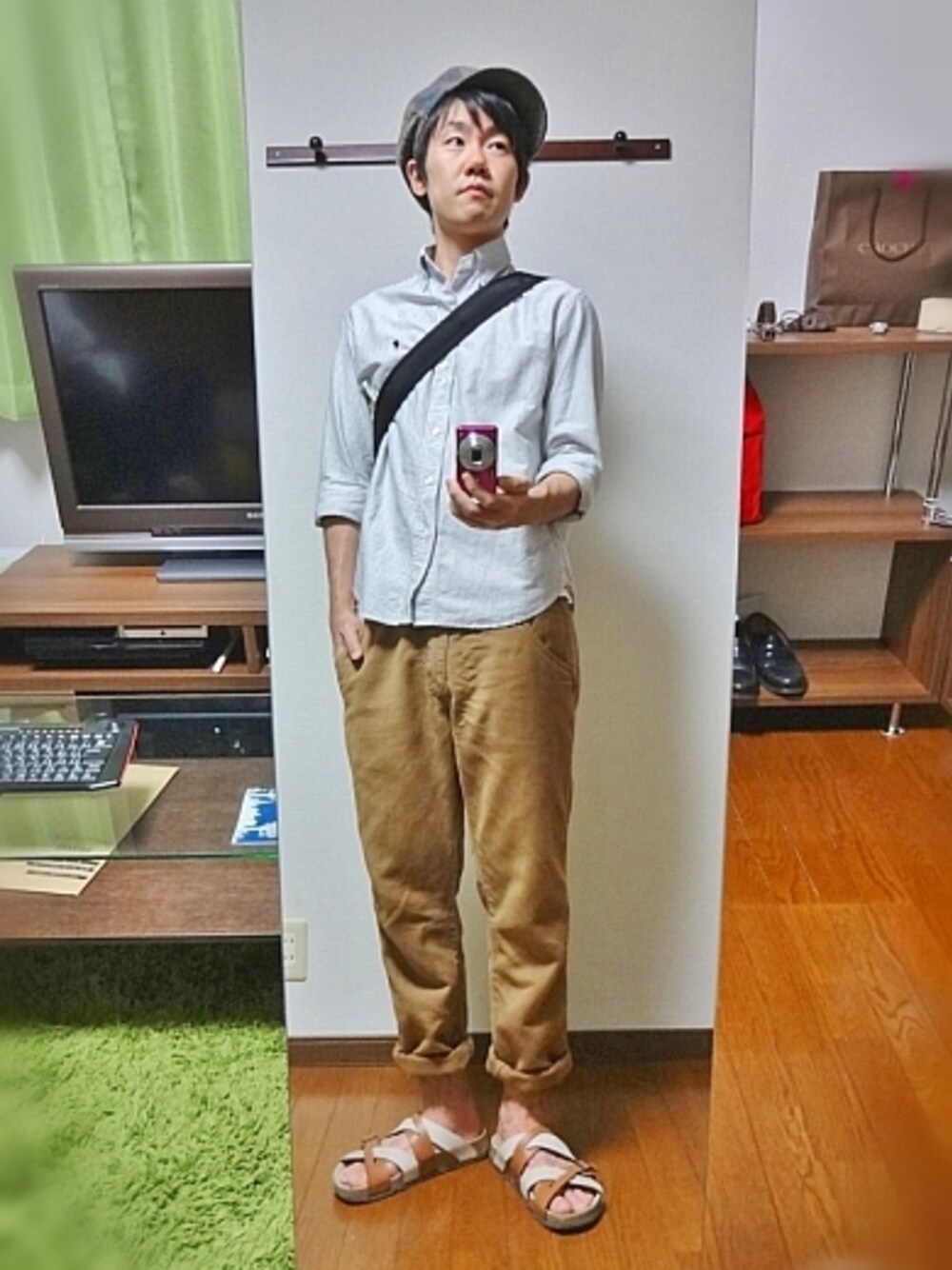その他トップス、その他パンツ、サンダルを着用した夏コーディネートの1枚目の写真