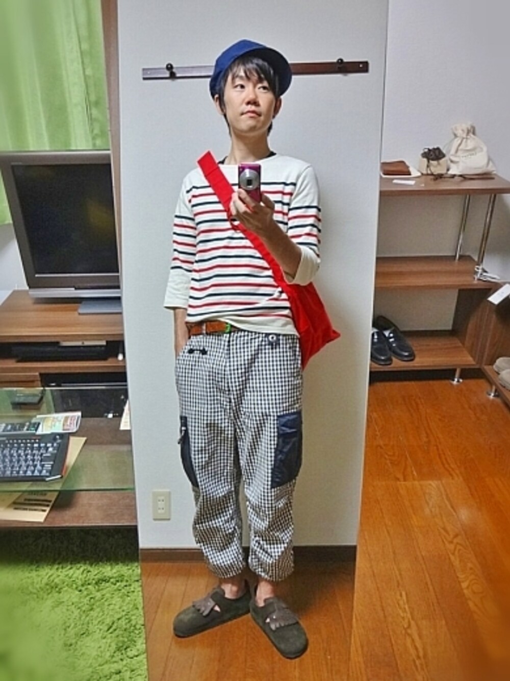 その他トップス、その他パンツ、ショルダーバッグを着用した夏コーディネートの1枚目の写真