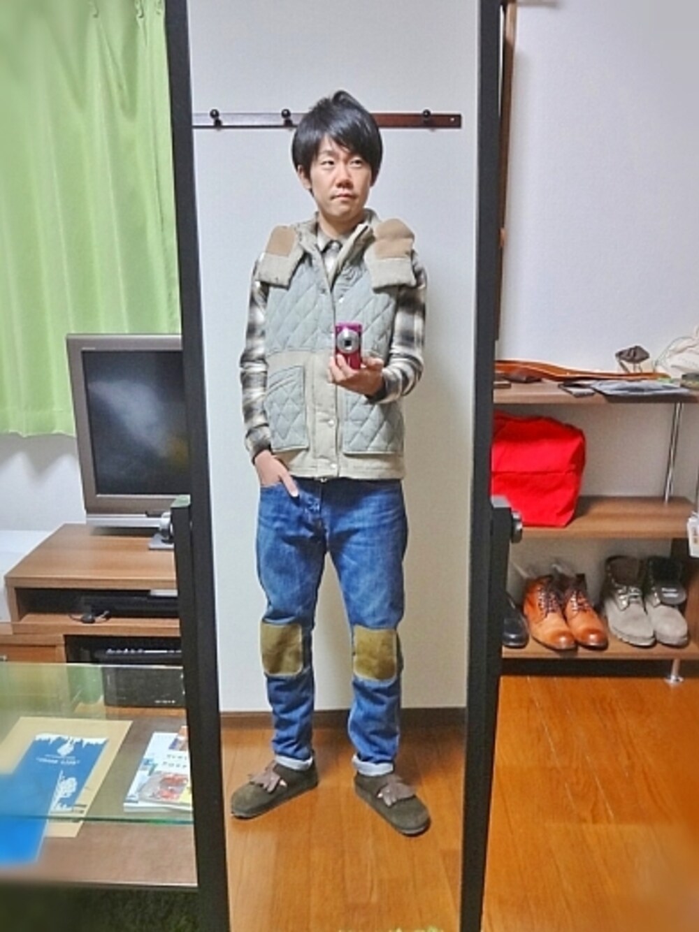 ベスト、その他トップス、その他パンツを着用した秋コーディネートの1枚目の写真