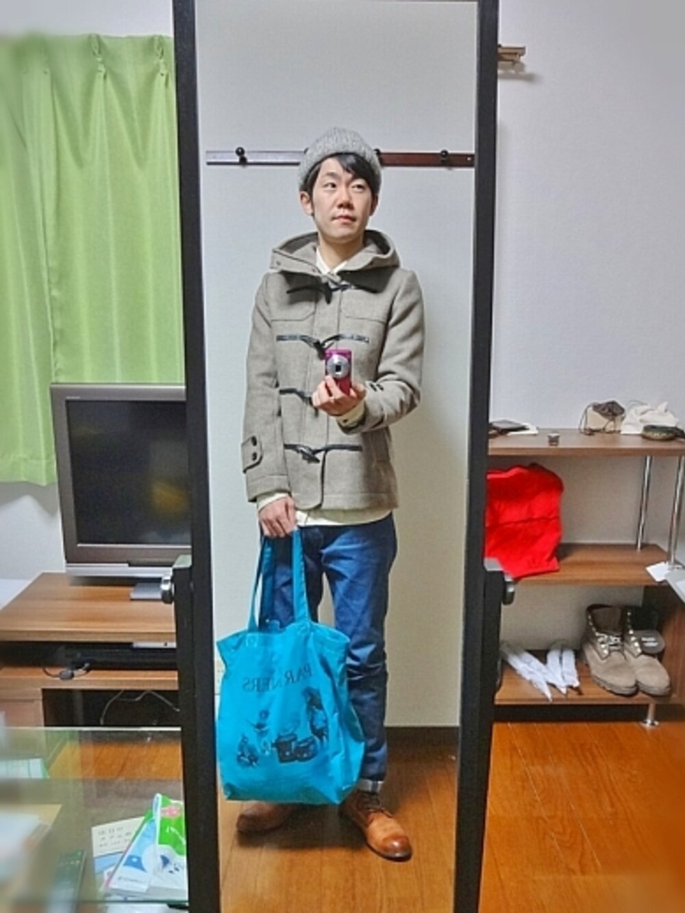 アクセサリーを着用した冬コーディネートの1枚目の写真