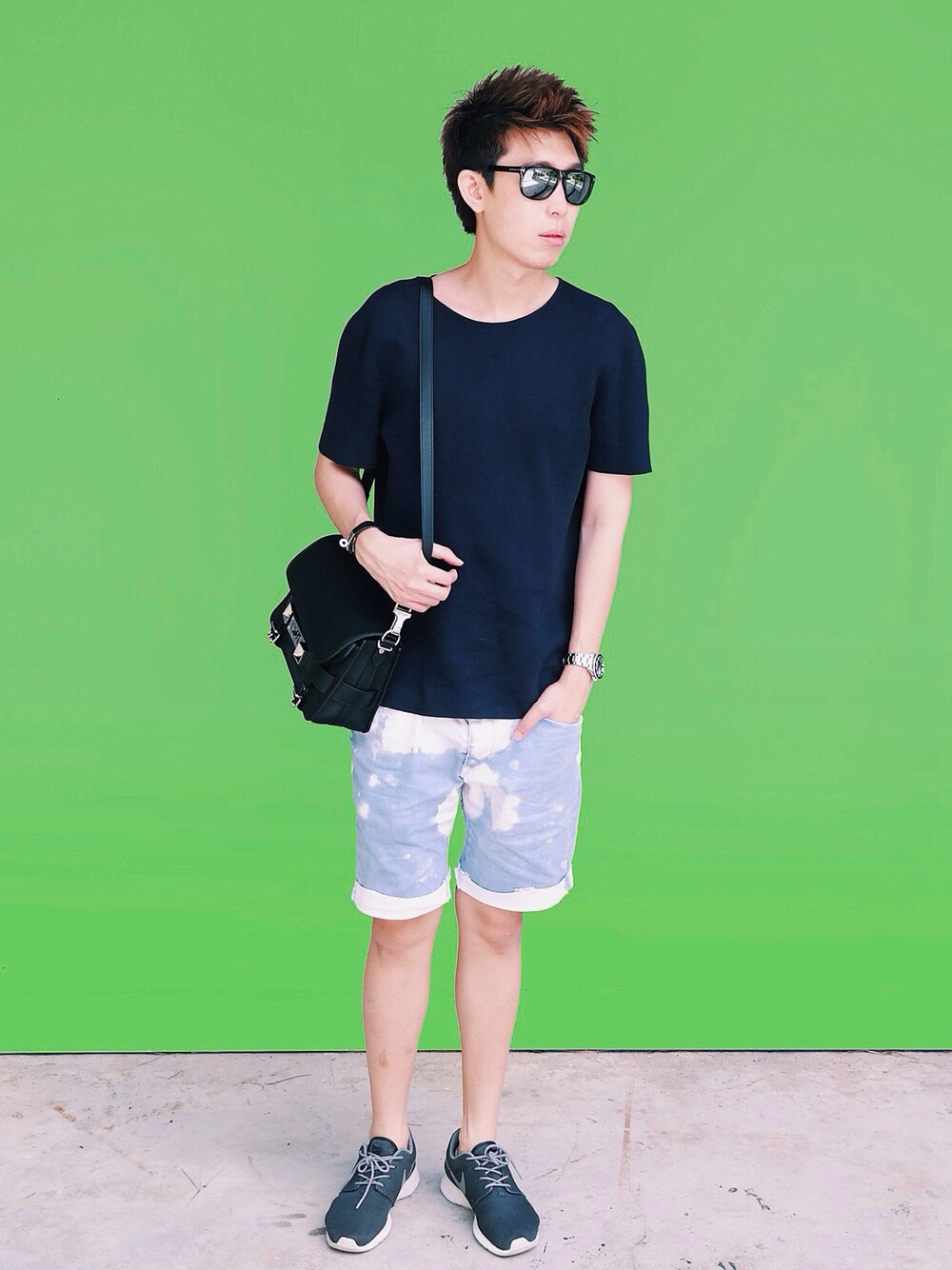 「denim、PROENZA SCHOULER、NIKE、men、menswear、street、streetfashion、WEARBOOKエントリー」｜「TOM FORD EYEWEARのアイテム（サングラス、ブラック系）」を使った、Isaac Limさん（メンズ・178cm）の夏コーディネートの1枚目の写真