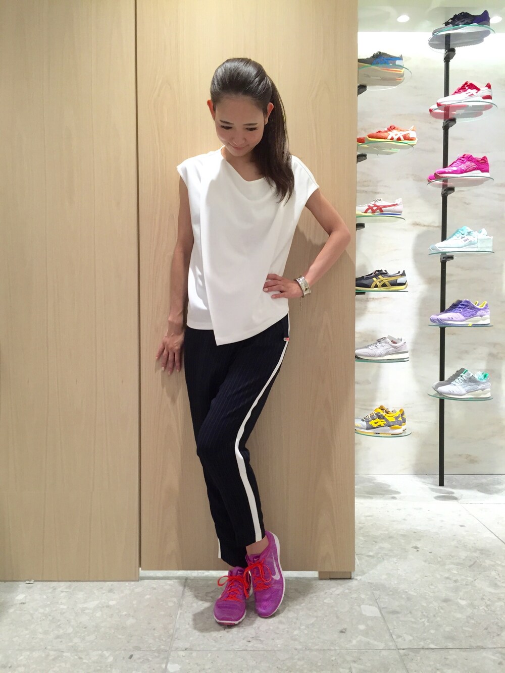「emmi、シンプルコーデ、パンツ、NIKE、白、ピンク、スニーカー、楽チンコーデ、モノトーン、simple」｜「emmiの【emmi atelier】ドレープチュニック（トップス、その他）」を使った、keiko katoさん（レディース・167cm）の夏コーディネートの1枚目の写真