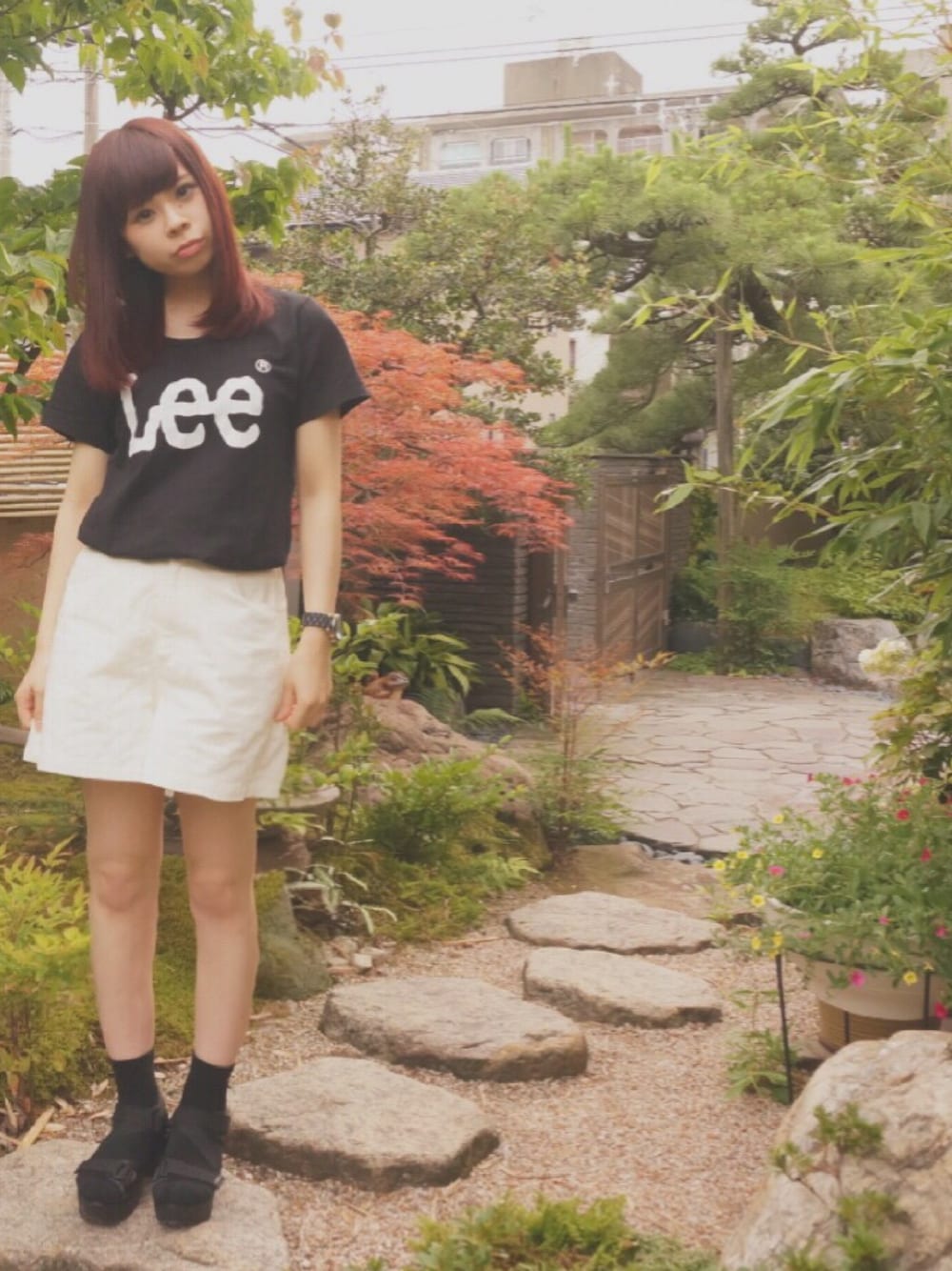 「赤髪、LEE、黒Tシャツ、スポーツミックス、ショートパンツ、who's who chico、ベルトサンダル、靴下 × サンダル、モノトーン、ラフ」｜「Chicoのベルクロタンクソールサンダル（サンダル、ブラック系）」を使った、kmr_r1さん（レディース・158cm）の夏コーディネートの1枚目の写真