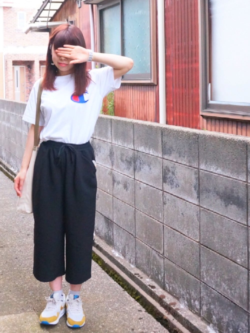 「ワイドパンツ、ガウチョパンツ、クロップドパンツ、黒、チャンピオン、白Tシャツ、エアマックス、NIKE、アウトレット、スニーカーコーデ」｜「AVAN LILYのTOO LATE MUSH UP（アナログ腕時計、ホワイト系）」を使った、kmr_r1さん（レディース・158cm）の夏コーディネートの1枚目の写真