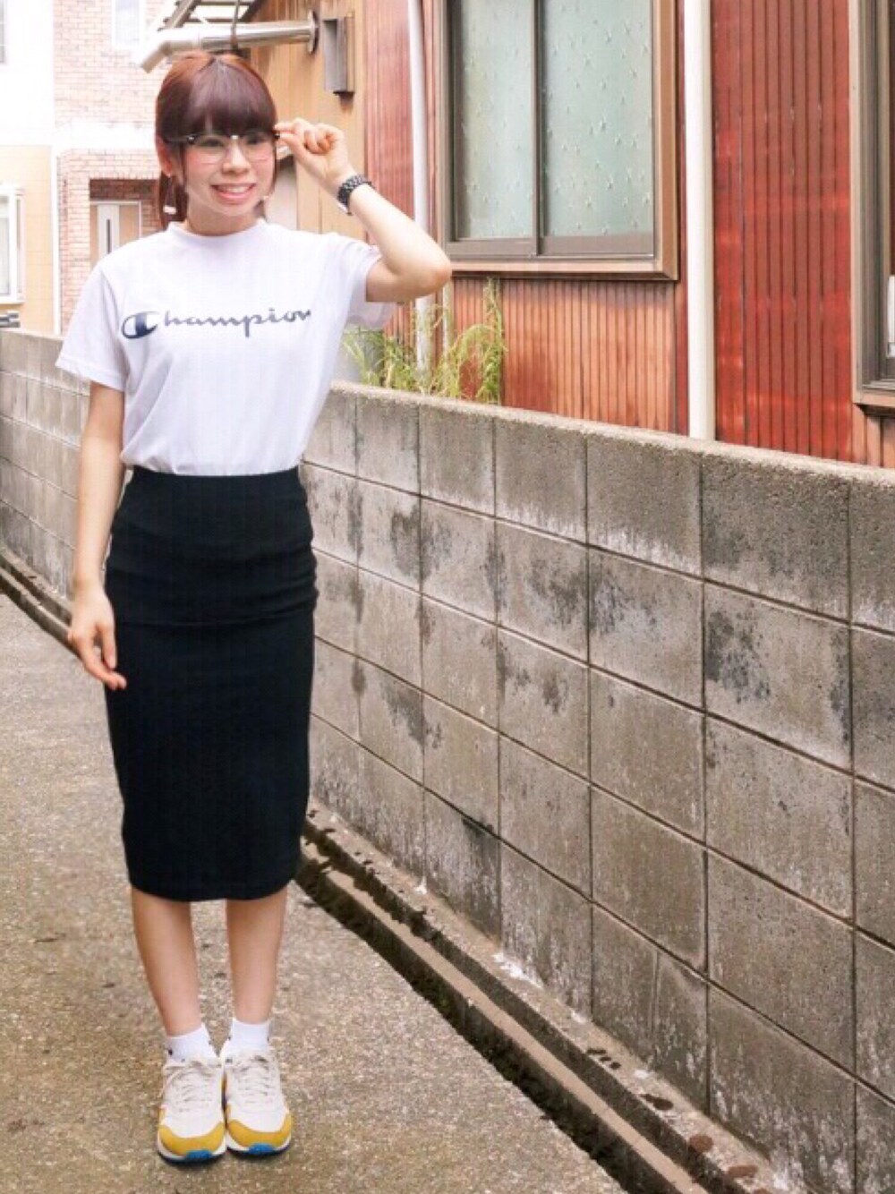 「白Tシャツ、Champion、ペンシルスカート、タイトスカート、黒、NIKE、エアマックス、スポーツミックス、ハンドメイド、スニーカーコーデ」｜「Rodeo Crownsのアイテム（アナログ腕時計、ブラック系）」を使った、kmr_r1さん（レディース・158cm）の夏コーディネートの1枚目の写真