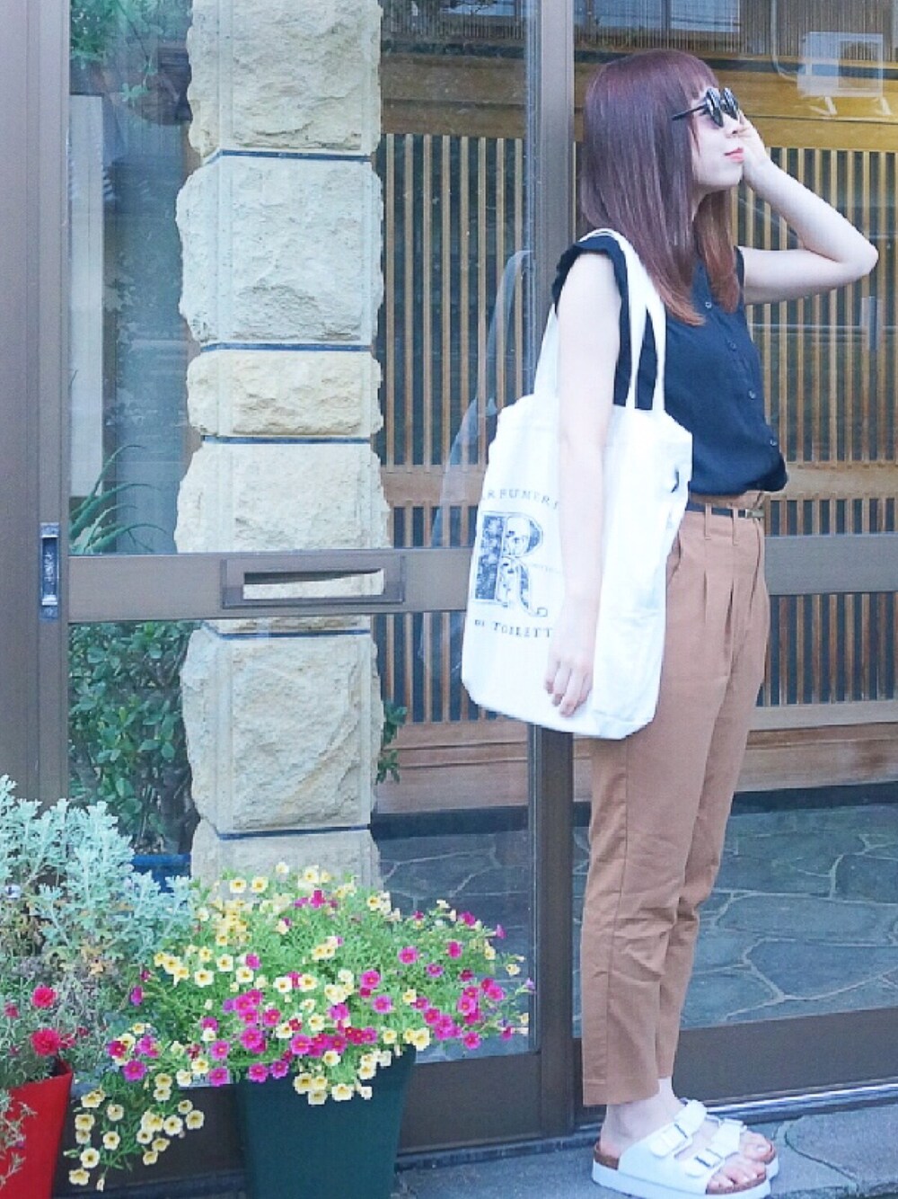 「シンプル、秋コーデ、ootd、古着、サングラス、ラクチンコーデ、サンダル、ノースリーブ」｜「JEANASISのベルトツキタックテーパードパンツ（パンツ、ブラウン系）」を使った、kmr_r1さん（レディース・158cm）の夏コーディネートの1枚目の写真