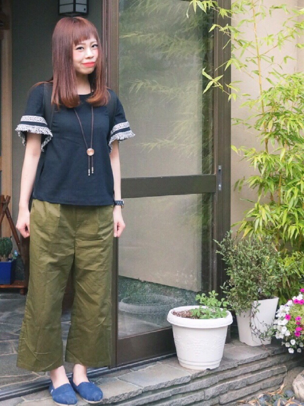 「秋のコーデ、シンプル、フリンジ、黒Tシャツ、ゆるコーデ、ワイドパンツ、バックパック」｜「mysticの【mystic】袖ﾌﾚｱﾌﾘﾝｼﾞTｼｬﾂ（Tシャツ/カットソー、ブラック系）」を使った、kmr_r1さん（レディース・158cm）の夏コーディネートの1枚目の写真
