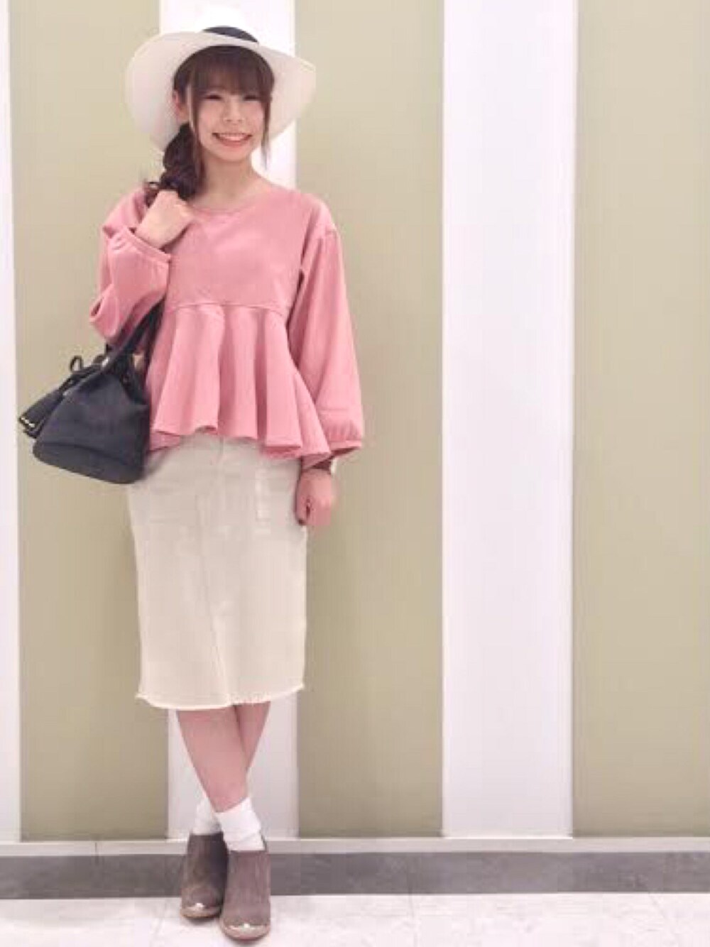 「2016SS、春、春服、ぺプラムトップス、ピンク、ミリタリー、ハット、フィッシュボーン、ヘアアレンジ」｜「Daniel Wellingtonの【Daniel Wellington】レザーバンド３６ＭＭ（アナログ腕時計、ブラウン系）」を使った、kmr_r1さん（レディース・159cm）の冬コーディネートの1枚目の写真