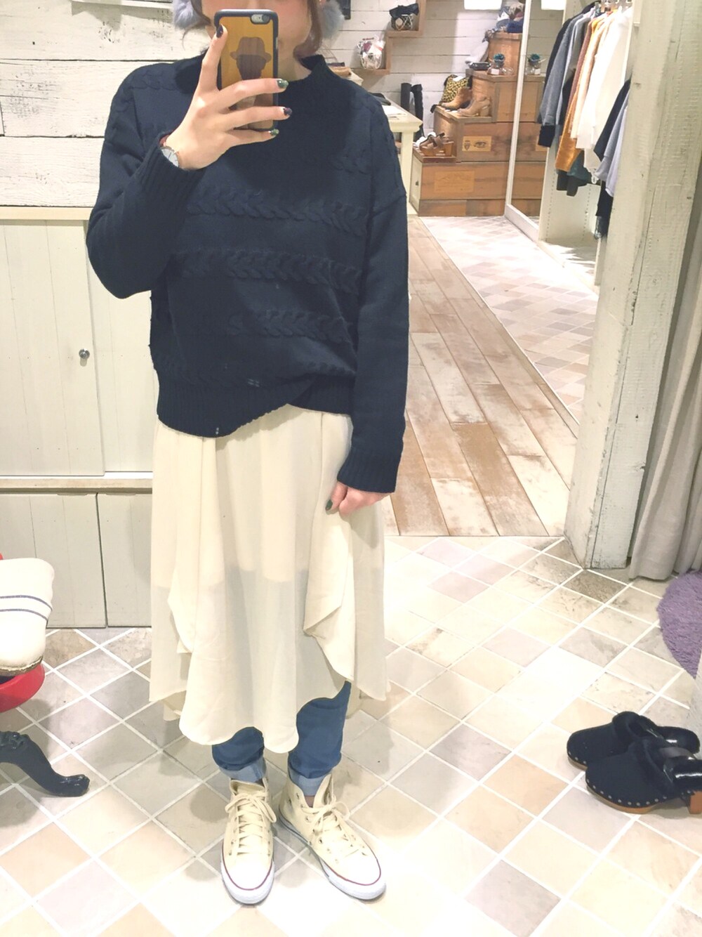 「春コーデ、ゆるコーデ、スニーカーコーデ、シフォンスカート、コンバース、オトナカジュアル」｜「mysticの【mystic】ケーブルボーダーニットプルオーバー（ニット/セーター、ブラック系）」を使った、kmr_r1さん（レディース・159cm）の冬コーディネートの1枚目の写真
