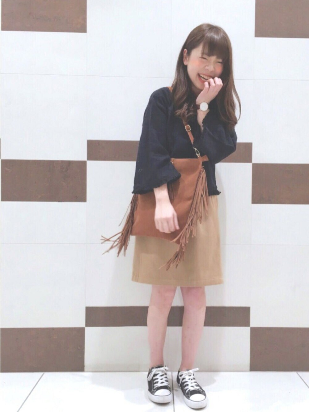 「大人カジュアル、春コーデ、シンプルコーデ、スニーカーコーデ、レース、タイトスカート、コンバース」｜「mysticの【mystic】レースプルオーバー（シャツ/ブラウス、ブラック系）」を使った、kmr_r1さん（レディース・159cm）の冬コーディネートの1枚目の写真