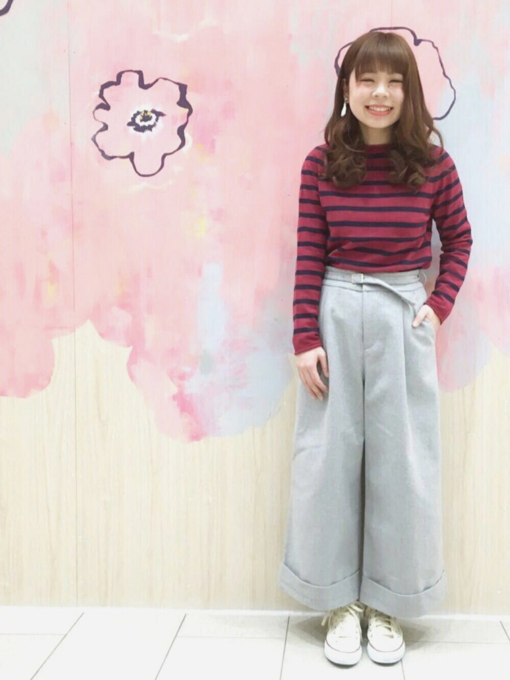 「ボーダー、春コーデ、シンプルコーデ、スニーカーコーデ、converse、コンバース、ワイドパンツ、パンツスタイル、大人カジュアル」｜「mysticの【mystic】ボートネックニットトップス（ニット/セーター、ピンク系）」を使った、kmr_r1さん（レディース・159cm）の春コーディネートの1枚目の写真