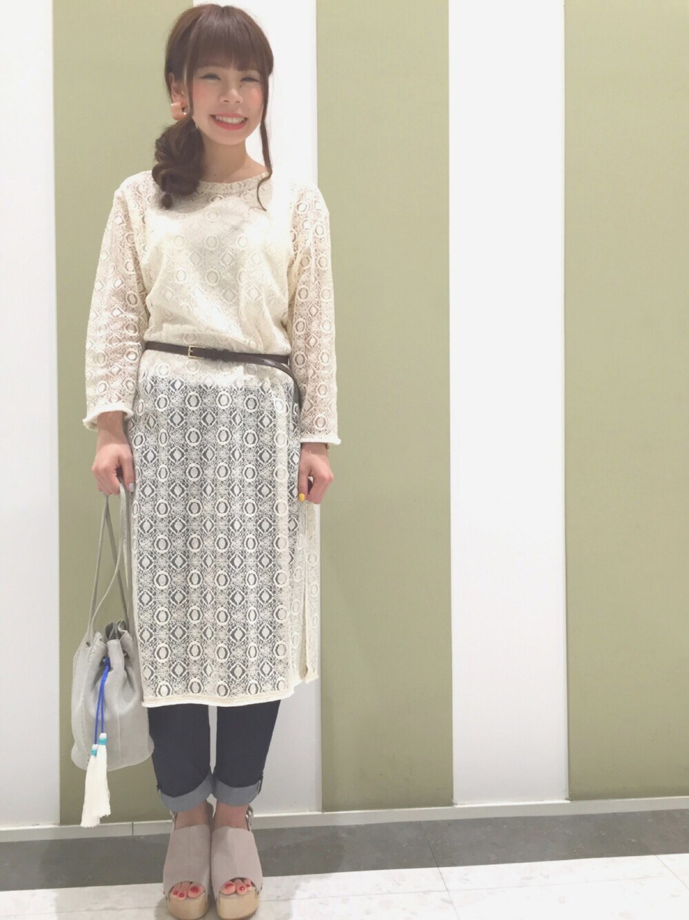 「春コーデ、シンプルコーデ、レース、透け感、ウエストマーク、サボ」｜「mysticの【mystic】レーススリットワンピース（ワンピース、ホワイト系）」を使った、kmr_r1さん（レディース・159cm）の春コーディネートの1枚目の写真