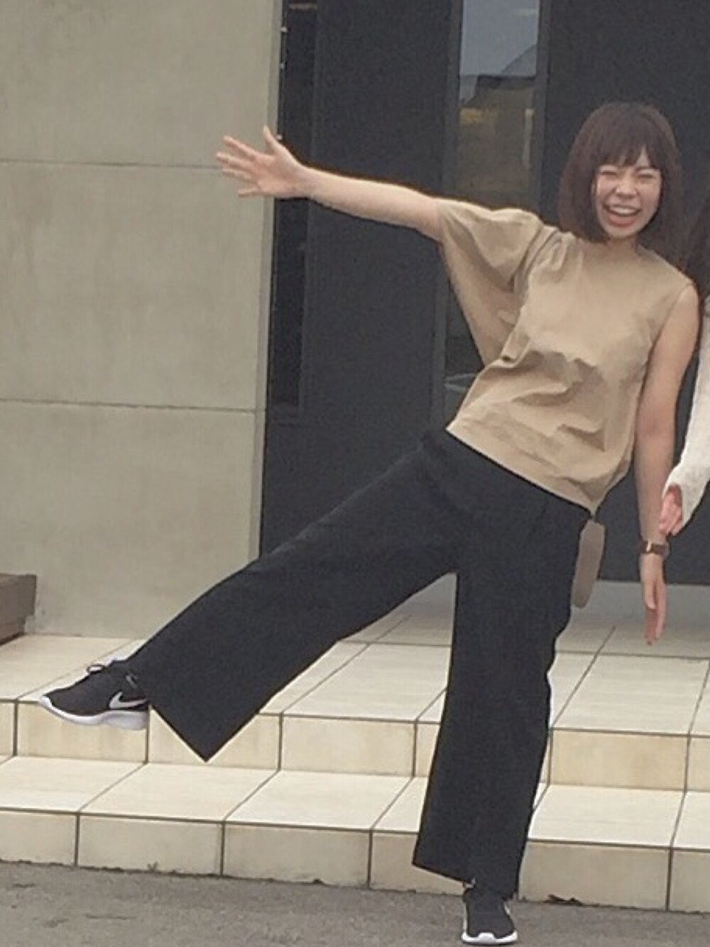 「ベージュ×ブラック、アシンメトリー、ワイドパンツ、ナイキ、NIKE、タンジュン、スニーカー、大人カジュアル、シンプル」｜「KBFのKBF アシンメトリースリーブプルオーバー（シャツ/ブラウス、イエロー系）」を使った、kmr_r1さん（レディース・159cm）の夏コーディネートの1枚目の写真