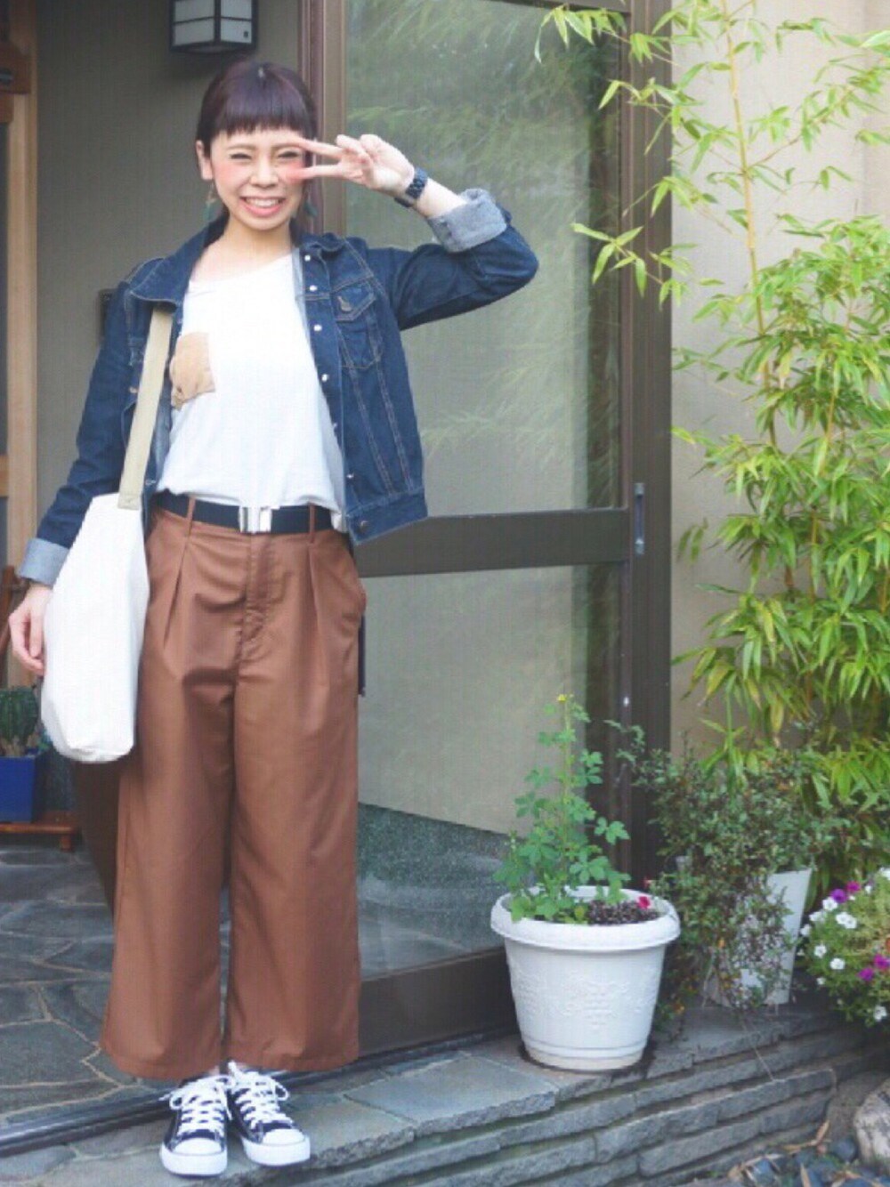 「ラブ＆ピース2015、秋のコーデ、秋服、シンプルコーデ、スニーカーコーデ、大人カジュアル、converse、ワイドパンツ、ガチャベルト」｜「WEGOのナローガチャベルト（ベルト、ブラック系）」を使った、kmr_r1さん（レディース・158cm）の秋コーディネートの1枚目の写真
