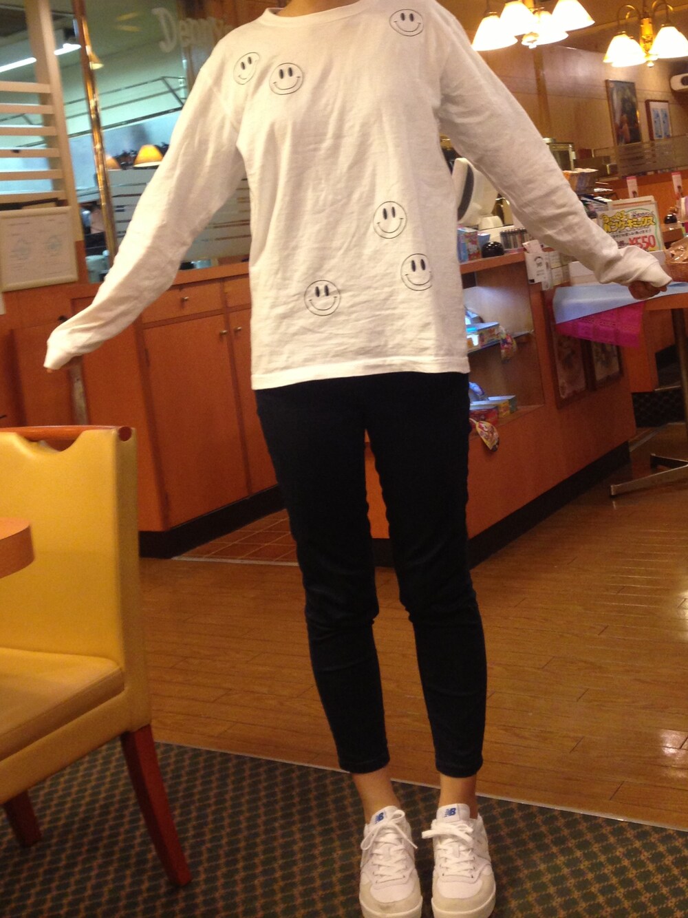 「CATCOPY、New Balance、白スニーカー、シンプル」｜「CAT COPYのアイテム（Tシャツ/カットソー、ホワイト系）」を使った、yukiさん（レディース・165cm）の春コーディネートの1枚目の写真