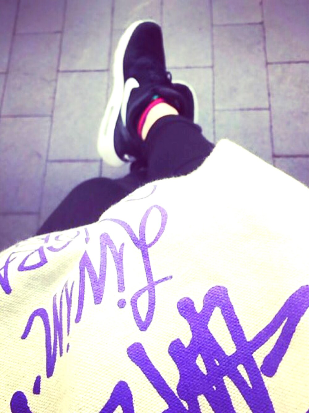 「stussy、NIKE、stussylivin'」｜「STUSSYのGS 2Way Tote Bag Old Stock（トートバッグ、パープル系）」を使った、MC SWEさん（レディース・160cm）の冬コーディネートの1枚目の写真