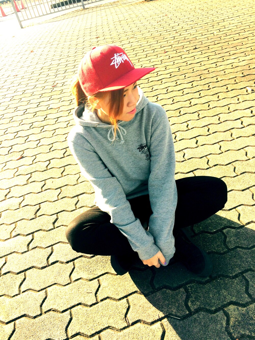 「stussy、ストリート」｜「STUSSYのWorld Tour Hood（パーカー、グレー系）」を使った、MC SWEさん（レディース・160cm）の冬コーディネートの1枚目の写真