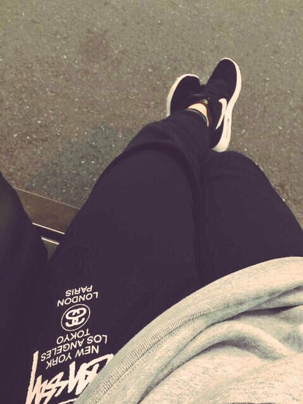 「stussy、ストリート、仕事帰り」｜「STUSSYのWT Sports Fleece Pant（その他パンツ、ブラック系）」を使った、MC SWEさん（レディース・160cm）の冬コーディネートの1枚目の写真