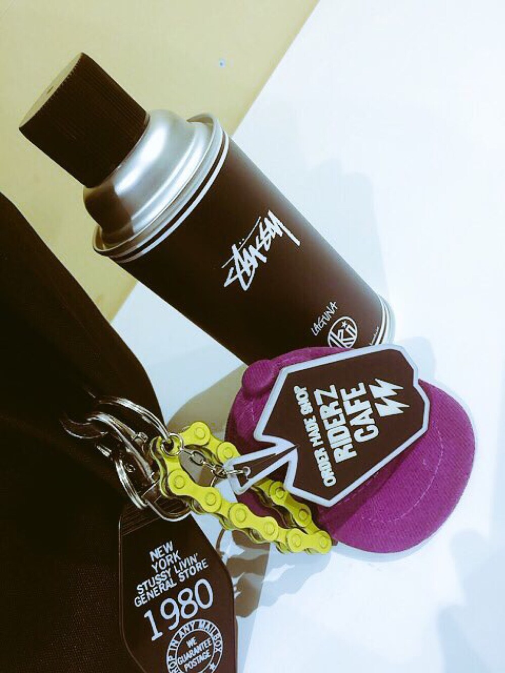 「stussy、KUUMBA、キーホルダー」｜「STUSSYのアイテム（ルームフレグランス/お香、ブラック系）」を使った、MC SWEさん（レディース・160cm）の冬コーディネートの1枚目の写真