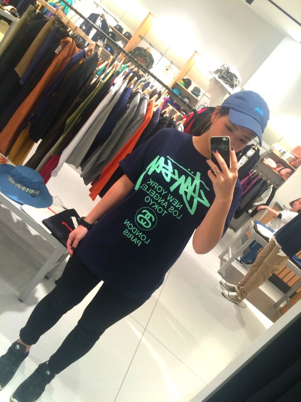 「stussy、発売日、仕事おわり」｜「STUSSYのアイテム（Tシャツ/カットソー、ブルー系）」を使った、MC SWEさん（レディース・160cm）の春コーディネートの1枚目の写真