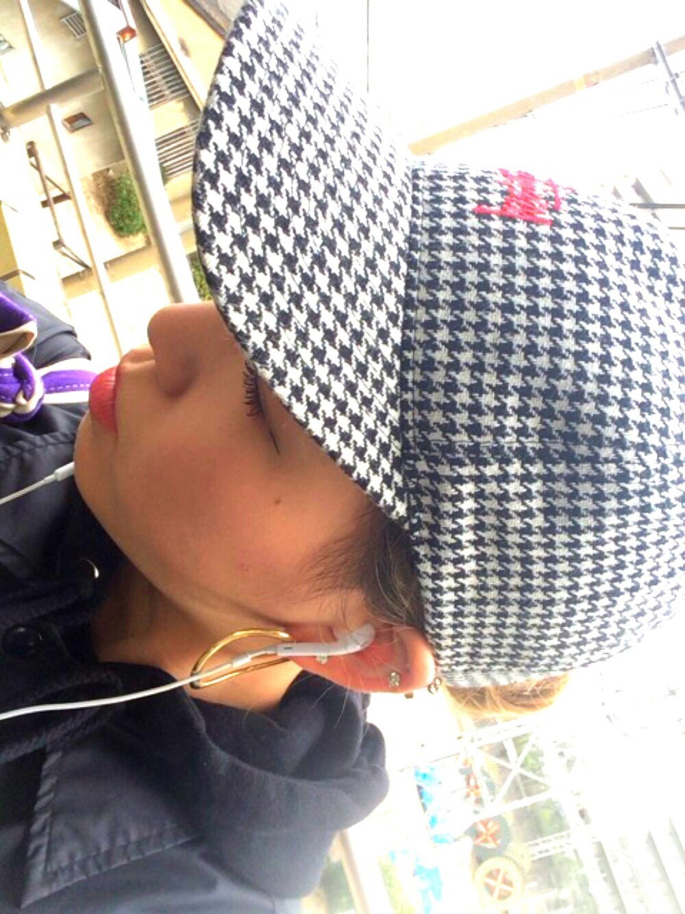 「stussy、春、カップル、デートしたい」｜「STUSSYのHoundstooth Strapback Cap（キャップ、ブラック系）」を使った、MC SWEさん（レディース・160cm）の春コーディネートの1枚目の写真