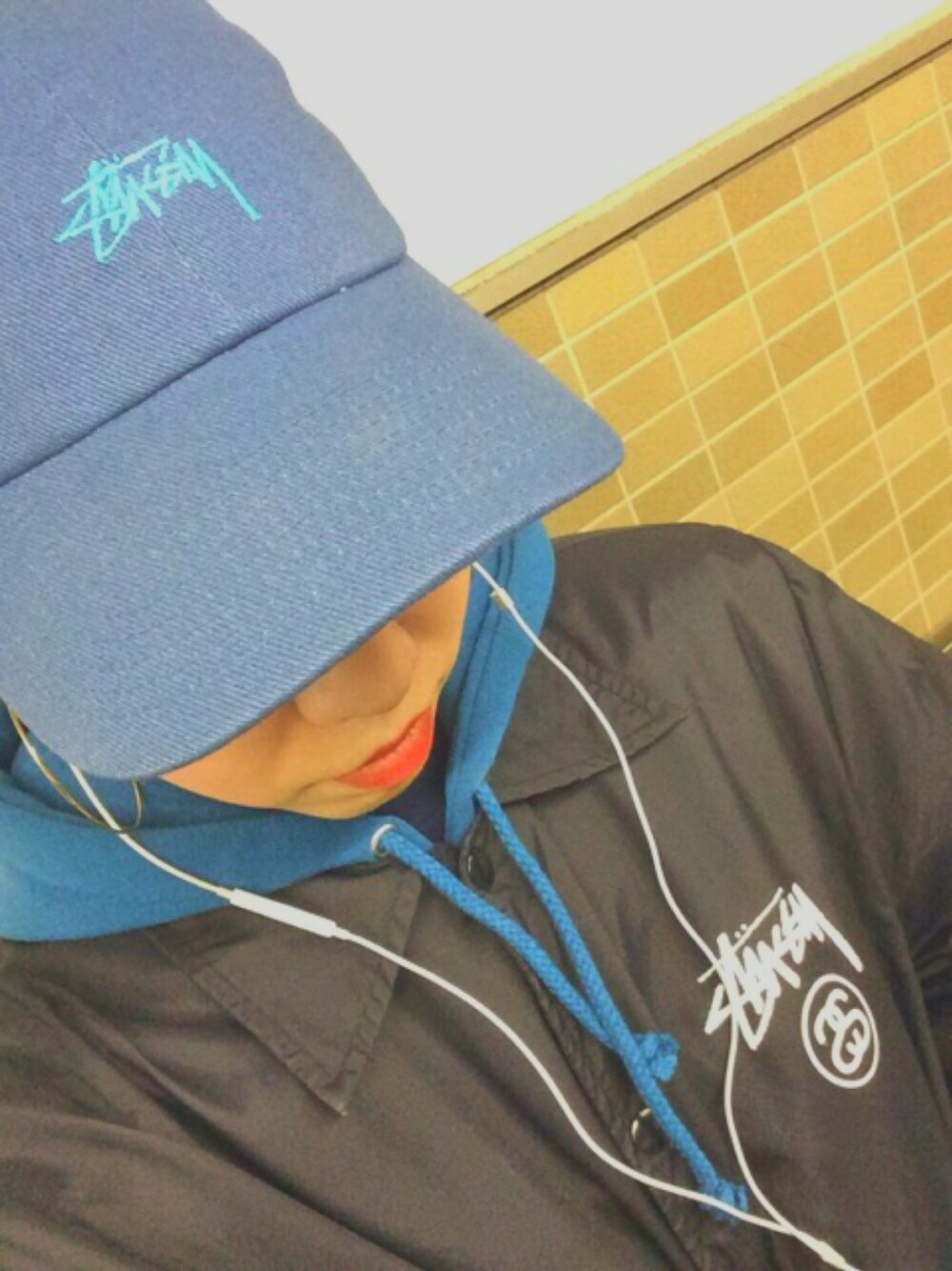 「stussy、出勤コーデ」｜「STUSSYのStock Logo Chapter Lo Pro Cap（キャップ、ブルー系）」を使った、MC SWEさん（レディース・160cm）の春コーディネートの1枚目の写真