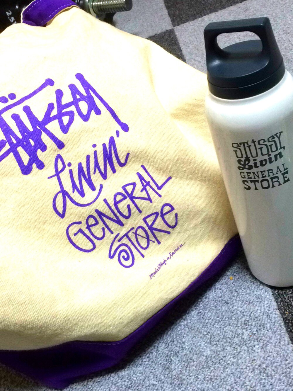 「stussy、素朴感、帰宅」｜「STUSSYのSTUSSY / ステューシー LIVIN GS 2WAY TOTE BASIC STOCK（トートバッグ、パープル系）」を使った、MC SWEさん（レディース・160cm）の春コーディネートの1枚目の写真
