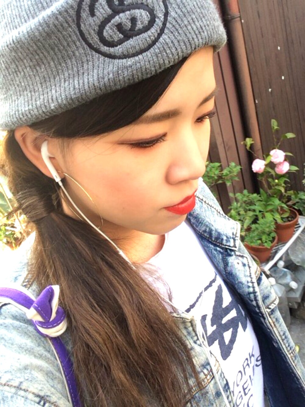 「stussy、出勤コーデ、春コーデ」｜「STUSSYのアイテム（ニットキャップ/ビーニー、グレー系）」を使った、MC SWEさん（レディース・160cm）の春コーディネートの1枚目の写真