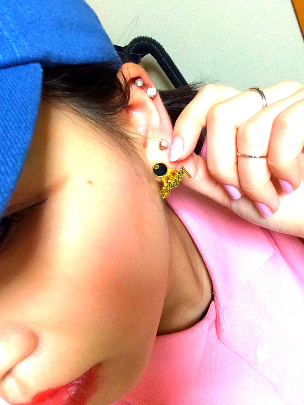「stussy、stussy women、ピアス」｜「STUSSYのアイテム（ピアス（両耳用）、ゴールド系）」を使った、MC SWEさん（レディース・160cm）の春コーディネートの1枚目の写真