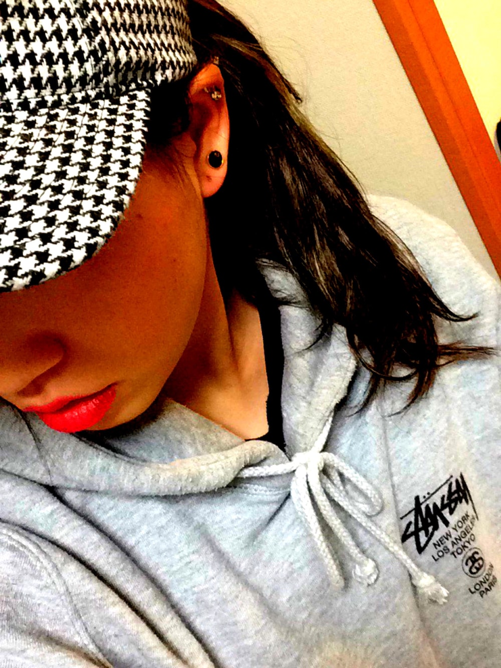 「stussy、stussy women、8ボール、エイトボール、早番、春、悩み中」｜「STUSSYのWorld Tour（パーカー、グレー系）」を使った、MC SWEさん（レディース・160cm）の春コーディネートの1枚目の写真